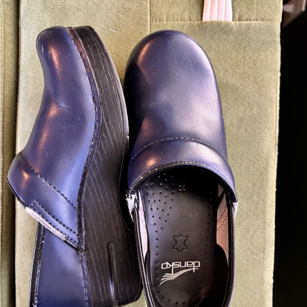 Dansko women’s Blue Clogs 37